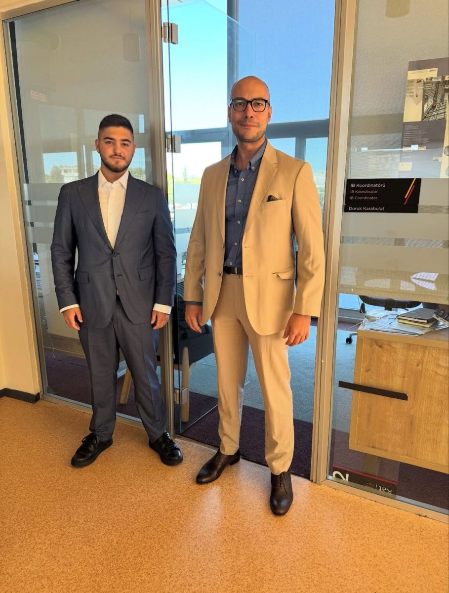 Dernek Başkanımız Tuna Tiryaki, lisemizin İB Koordinatörü Doruk Karabulut ile bi