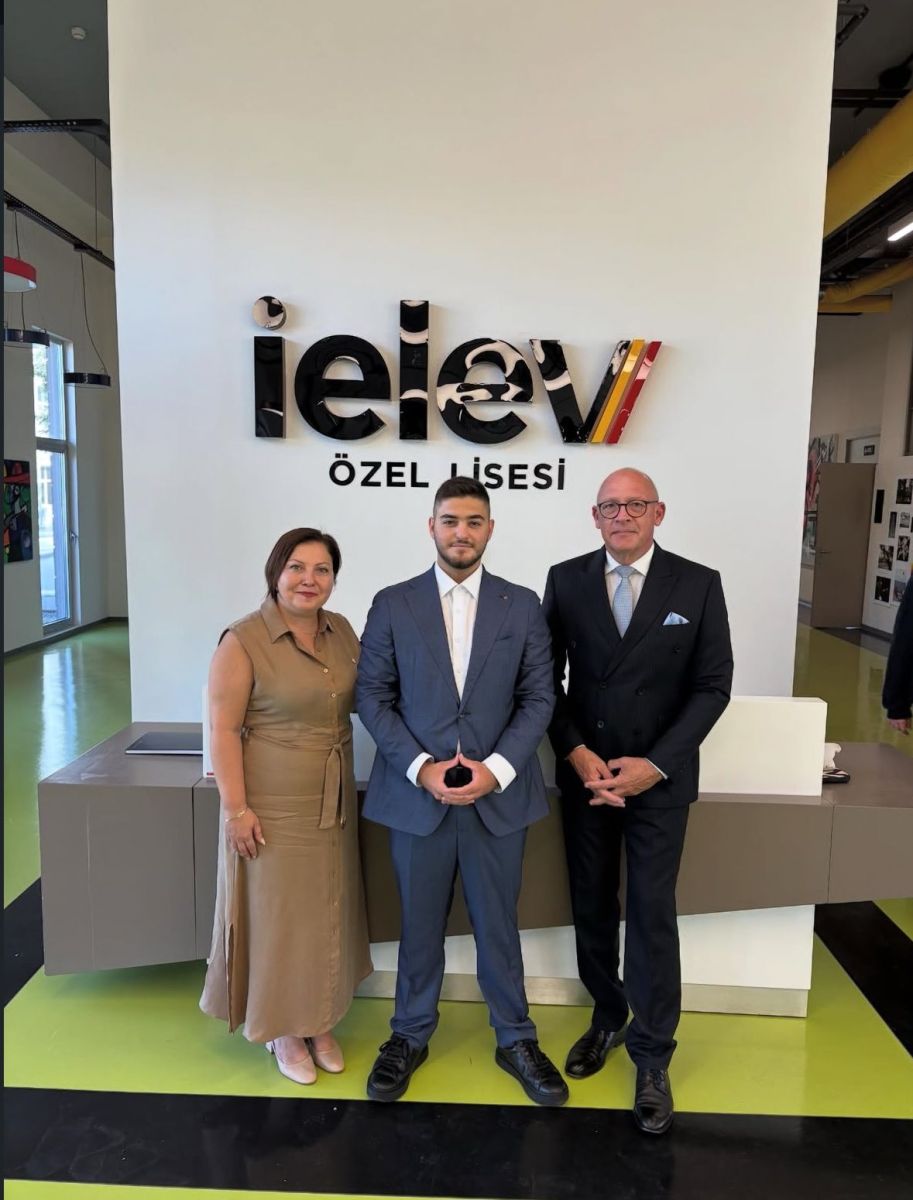 Dernek Başkanımız Tuna Tiryaki, lisemizin müdürü Sayın Selmin Köksel ve lisemizi